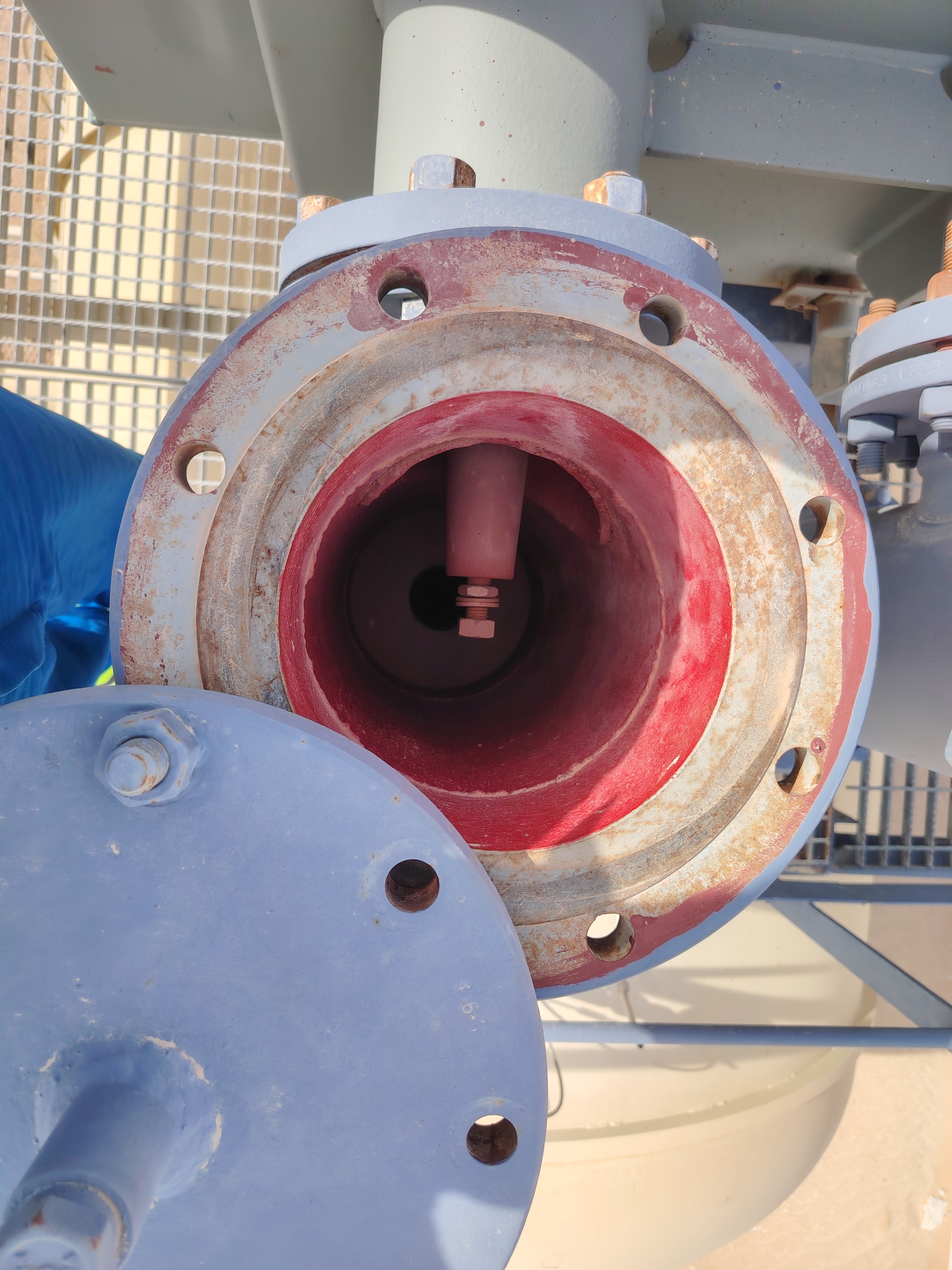 Flexible high-voltage feedthrough installed between the transformer and vessel interface